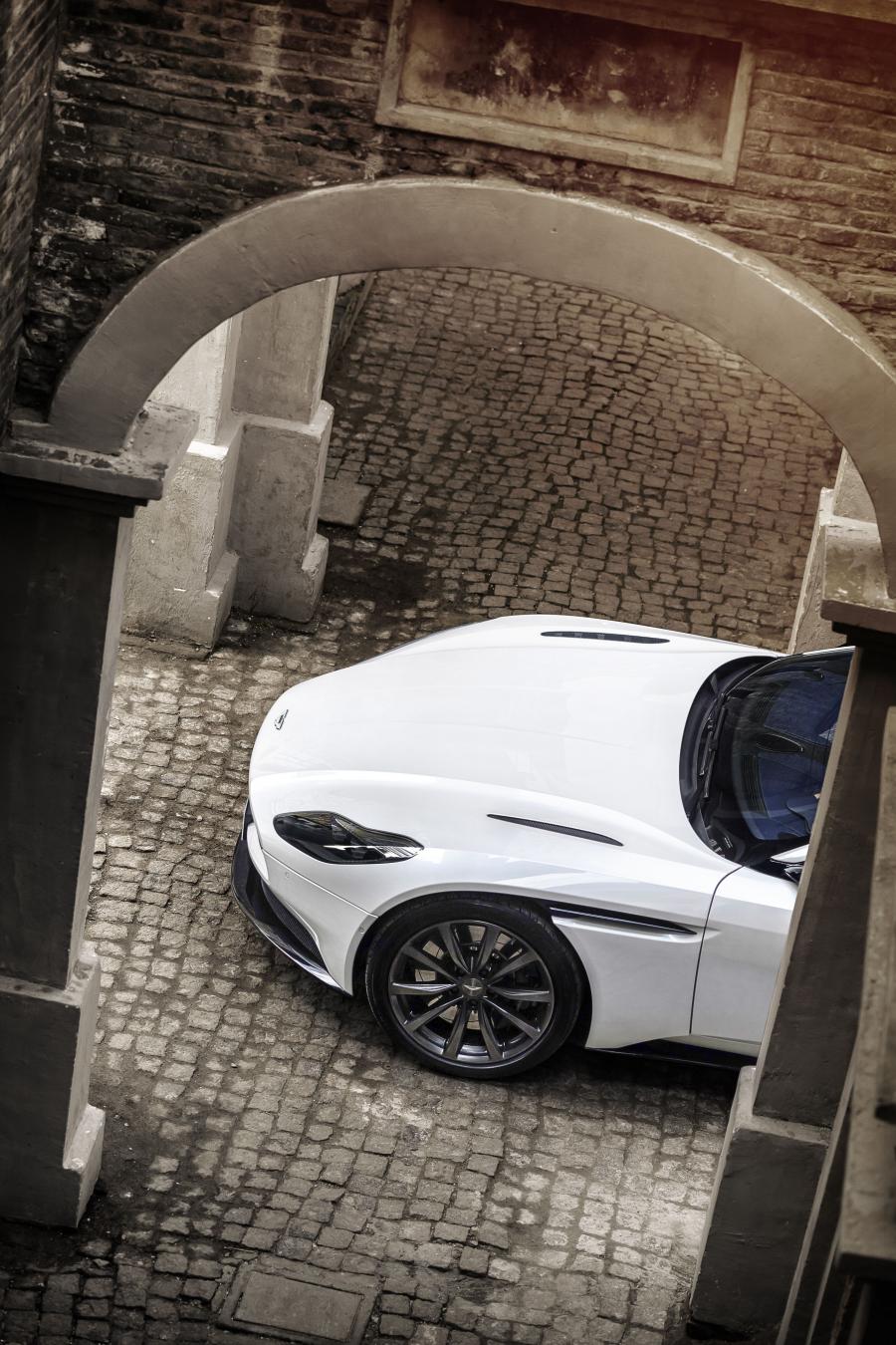 Детали экстерьера Aston Martin DB11 V8 2017 года  (WW) (фото 9 из 25)